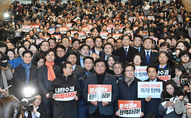 6일 윤석열 대통령이 한남동 공관에서 한동훈 국민의힘 대표와 독대한 뒤 국회를 방문해 여당 의원총회에 참석할 것이라는 소문이 알려지자 윤 대통령의 국회 방문을 제지하기 위해 야당 의원들과 보좌진, 당직자들이 국회 로텐더홀에서 스크럼을 짜고 대기하고 있다. 오승현 기자