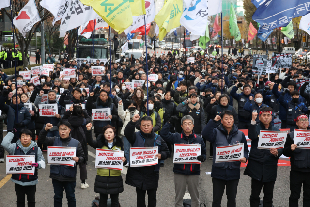 민주노총 소속 조합원들이 5일 오후 서울역에서 윤석열 대통령 퇴진 촉구 관련 결의대회를 하고 있다. 연합뉴스