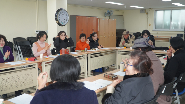 경기 부천시 원미2동의 글쓰기 수업 ‘수다쟁이 다락방’ 수업 현장. 중장년들이 서로의 글을 읽고 피드백하고 있다. 정예지 기자