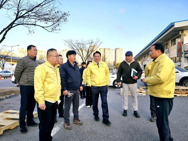 최대호 안양시장 지난 4일 농수산물도매시장 지붕 붕괴사고 현장을 살펴보고 있다. 사진 제공 = 안양시