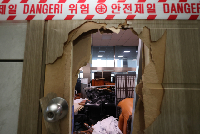 4일 오전 계엄군 국회 진입 통로로 사용됐던 국회 본관 2층 비품 창고의 문이 파손돼 있다. 창고 내부에는 국회 관계자들이 계엄군 진입을 막기 위해 바리케이드로 사용한 물품들이 쌓여 있다.연합뉴스