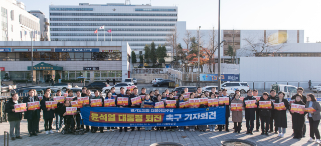 경기도의회 더불어민주당 의원들이 6일 용산 대통령실 앞에서 윤석열 대통령 퇴진을 요구하는 기자회견을 갖고 있다. 사진 제공 = 경기도의회 더불어민주당