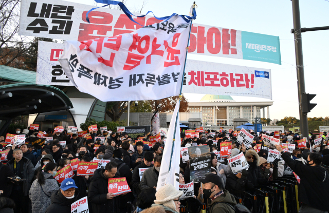 윤석열 대통령의 탄핵소추안 본회의 표결을 하루 앞둔 6일 국회의사당 앞에서 탄핵 촉구집회가 열리고 있다. 오승현 기자 2024.12.06