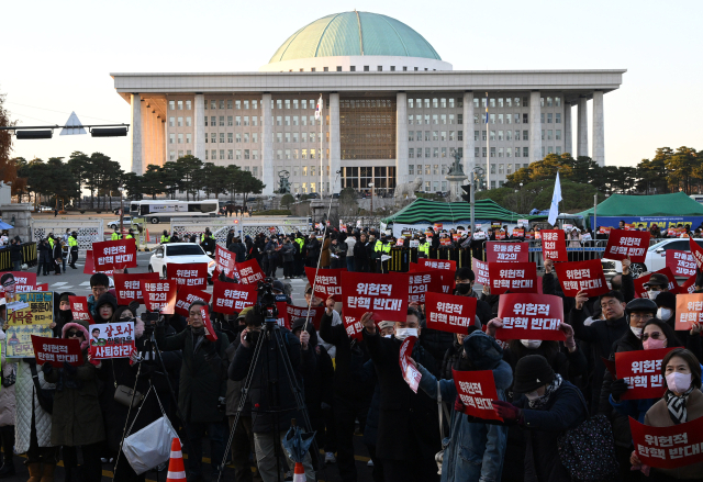 윤석열 대통령의 탄핵소추안 본회의 표결을 하루 앞둔 6일 국회의사당 앞에서 탄핵 반대집회가 열리고 있다. 오승현 기자 2024.12.06