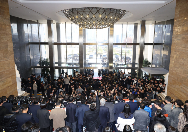 윤석열 대통령이 국회로 이동하고 있다는 소식이 전해지자 6일 서울 여의도 국회 로텐더홀에 의원과 직원들이 모여있다. 대통령실은 이와 관련해 오늘 중 국회 방문 일정은 없다고 입장을 냈다. 연합뉴스