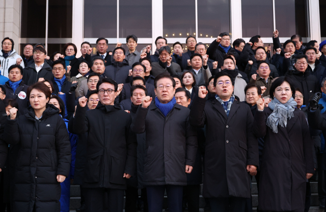 윤석열 대통령 탄핵안 표결을 앞두고 국회에서 밤을 샌 이재명 더불어민주당 대표 등 의원들이 7일 오전 서울 여의도 국회에서 탄핵을 촉구하며 구호를 외치고 있다. 연합뉴스