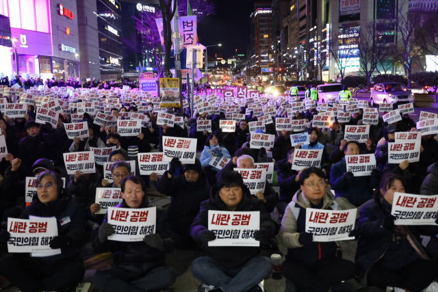 6일 오후 대전 서구 은하수 네거리에서 윤석열정권퇴진대전운동본부 등 시민사회단체가 시민들과 집회를 열고 있다. 이날 집회에 참석한 대전시민들이 피켓을 들고 윤 대통령의 탄핵을 촉구하고 있다.연합뉴스