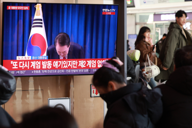 윤석열 대통령 탄핵소추안 표결이 예정된 7일 오전 서울역 대합실에서 시민들이 대통령 대국민 담화 중계를 지켜보고 있다. 연합뉴스