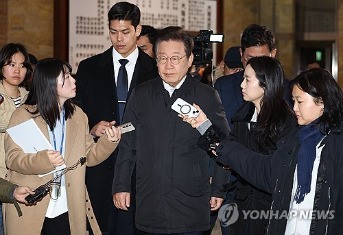 이재명 더불어민주당 대표가 7일 오전 서울 여의도 국회에서 열린 비상 의원총회에 참석하고 있다. 연합뉴스