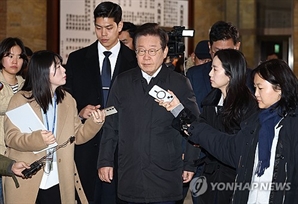 [속보] 이재명 "대통령 즉각 사퇴·탄핵 외에는 길 없어"