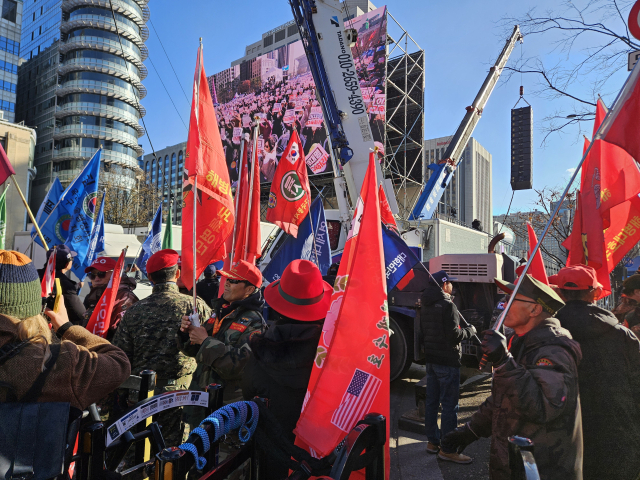 보수단체들이 7일 서울 광화문 광장 일대에서 윤석열 대통령 탄핵 저지 집회를 진행하고 있다.박민주 기자