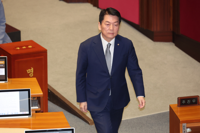 안철수 국민의힘 의원이 7일 오후 국회 본회의에서 윤석열 대통령의 탄핵소추안에 대해 투표한 뒤 본회의장을 나가고 있다. 연합뉴스