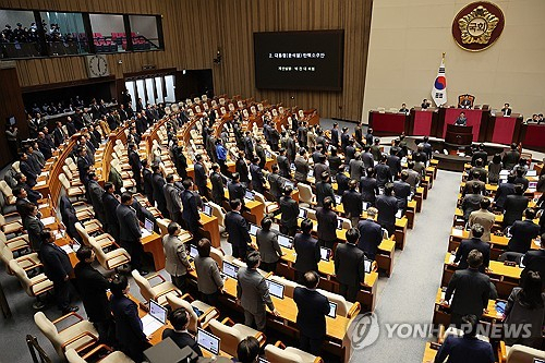 더불어민주당 박찬대 원내대표 등 야당 의원들이 7일 오후 국회 본회의에서 비상계엄해제요구결의안에 참석한 국민의힘 의원들의 이름을 호명하고 있다. 연합뉴스