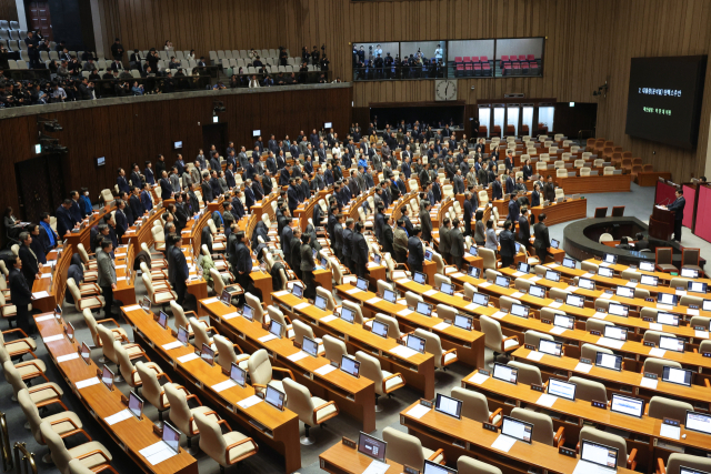 7일 오후 국회 본회의에서 야당 의원들이 윤석열 대통령의 탄핵소추안 표결에 불참하기 위해 퇴장한 국민의힘 의원들의 이름을 일일이 호명하고 있다. 연합뉴스