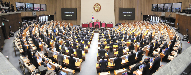 더불어민주당 박찬대 원내대표 등 야당 의원들이 7일 오후 국회 본회의에서 비상계엄해제요구결의안에 참석한 국민의힘 의원들의 이름을 호명하고 있다. 연합뉴스