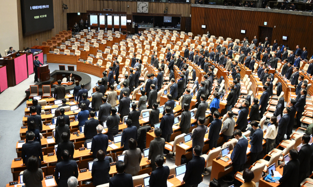 7일 국회에서 열린 본회의에서 윤석열 대통령 탄핵소추안이 상정되자 안철수 의원을 제외한 모든 여당 의원들이 본회의장에서 퇴장, 탄핵소추안 제안설명에 나선 박찬대 더불어민주당 원내대표를 비롯한 야당 의원들이 여당 의원들을 일일이 호명하며 표결 참여를 호소하고 있다. 오승현 기자