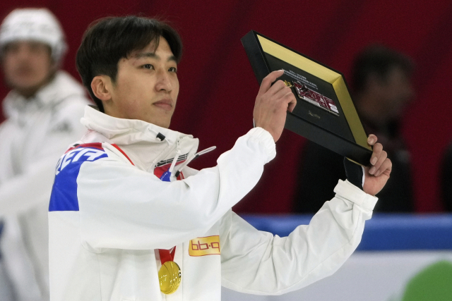 7일 ISU 쇼트트랙 월드투어 3차 대회 남자 1500ｍ 결승에서 1위를 차지한 박지원. AP연합뉴스