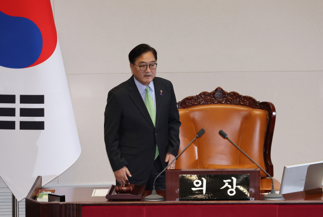 우원식 국회의장이 7일 오후 국회에서 열린 본회의에 입장하고 있다. 연합뉴스