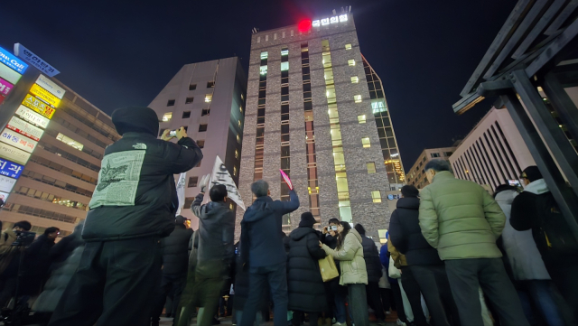 7일 서울 여의도 국민의힘 당사 앞에서 시민들이 규탄 구호를 외치고 있다. 이승령 기자