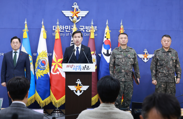 김선호 국방부 장관 직무대리가 지난 6일 서울 용산 국방부에서 비상계엄 사태와 관련한 긴급 브리핑을 하고 있다. 연합뉴스