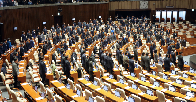 7일 오후 국회 본회의에서 야당 의원들이 윤석열 대통령의 탄핵소추안 표결에 불참하기 위해 퇴장한 국민의힘 의원들의 이름을 일일이 호명하고 있다. 연합뉴스