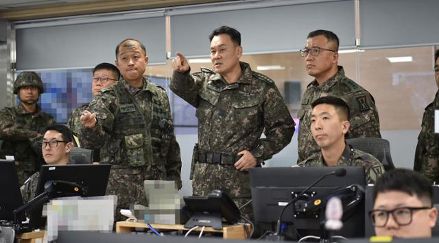 김명수 합동참모본부 의장이 지난 3일 육군 1군단사령부에서 대비태세를 점검하고 있다. 사진 제공=합참