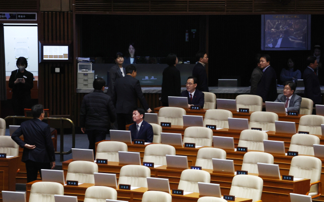 7일 오후 국회 본회의에서 김건희 여사 특검법 표결을 마친 국민의힘 의원들이 퇴장하고 있다. 연합뉴스