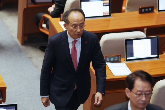 추경호 국민의힘 원내대표가 7일 오후 국회 본회의에서 재의결 안건인 김건희 여사 특검법에 표결한 뒤 퇴장하고 있다. 연합뉴스