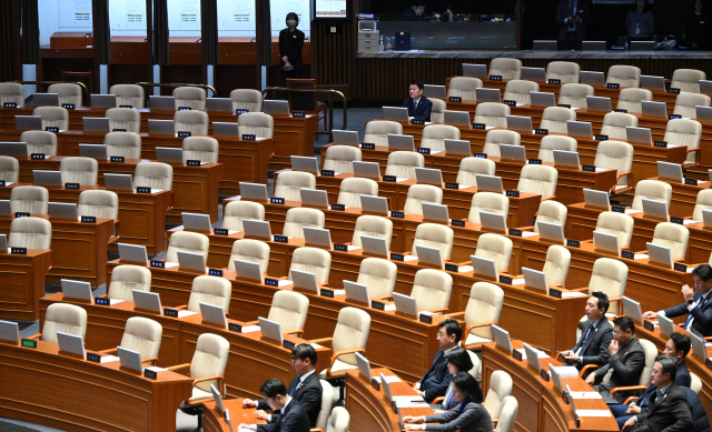 7일 국회에서 열린 본회의에서 윤석열 대통령 탄핵소추안이 상정되자 안철수 의원을 제외한 모든 여당 의원들이 본회의장에서 퇴장해 의석이 비어있다. 오승현 기자