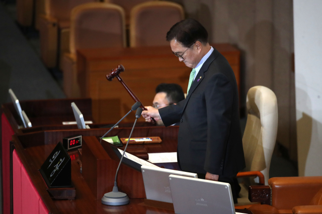 우원식 국회의장이 7일 서울 여의도 국회에서 열린 본회의에서 김건희 특검법(윤석열 대통령 배우자 김건희의 주가조작 사건 등의 진상규명을 위한 특별검사 임명 등에 관한 법률안 재의의 건)을 상정하고 있다. 뉴스1