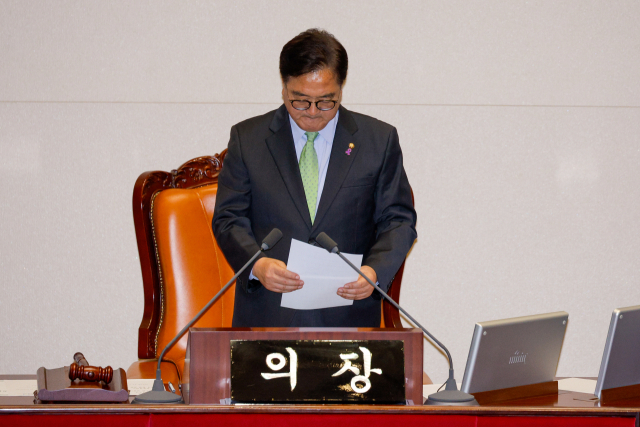 우원식 국회의장이 7일 오후 국회 본회의에서 김건희 특검법 부결을 알리기 전 굳은 표정을 짓고 있다. 뉴스1