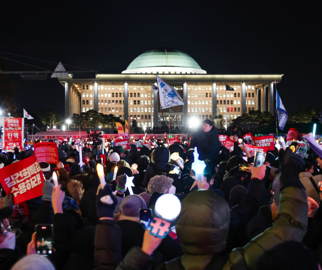 7일 오후 서울 여의도 국회 앞에서 열린 '내란죄 윤석열 퇴진! 국민주권 실현! 사회대개혁! 범국민촛불대행진'에서 참석자들이 촛불을 들고 있다. /연합뉴스