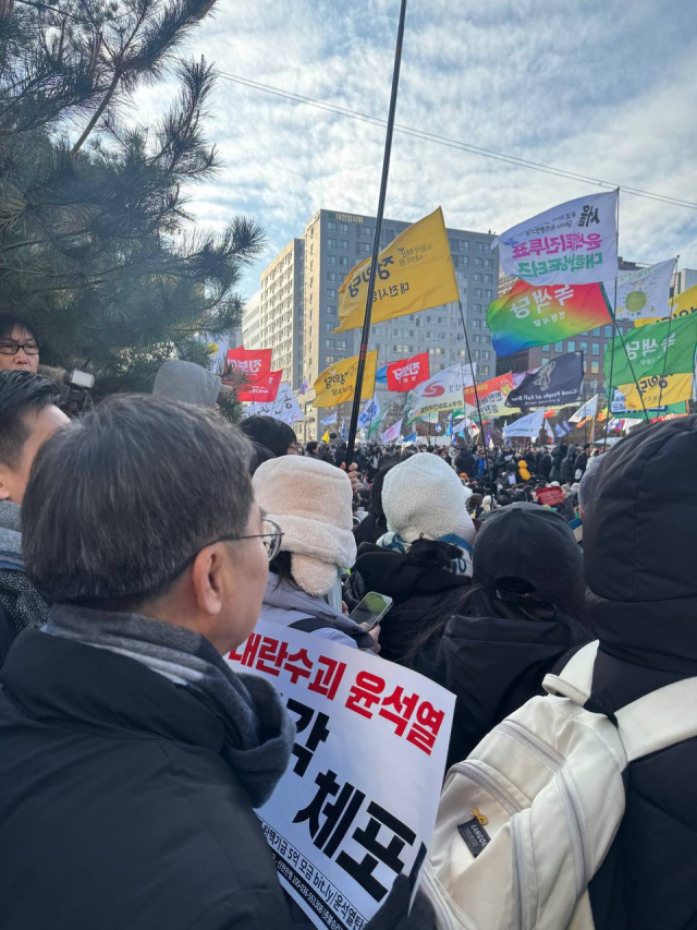 김동연 경기도지사가 7일 오후 여의도 국회 앞에서 윤석열 대통령 퇴진 촉구 집회에 참여하고 있다. 사진 = 손대선 기자