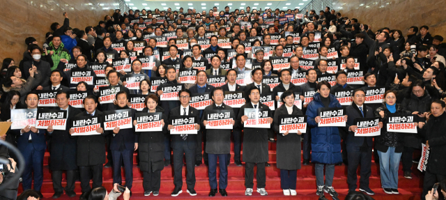 이재명 더불어민주당 대표와 박찬대 원내대표를 비롯한 의원들이 7일 국회 본청 로텐더홀에서 윤석열 대통령 탄핵소추안이 정족수 부족으로, 김건희 특검범이 2표 부족으로 부결된 뒤 본회의장에서 나와 국민의힘 규탄대회를 하고 있다. 오승현 기자