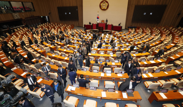 7일 국회에서 열린 본회의에서 윤석열 대통령의 탄핵소추안 표결이 무산되고 우원식 국회의장이 산회를 선포하자 의석을 지키던 야당 의원들이 본회의장을 나서고 있다. 오승현 기자