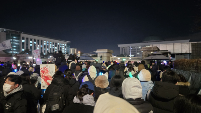 7일 서울 여의도 국회 정문 앞에서 시민들이 구호를 외치고 있다. 이승령 기자