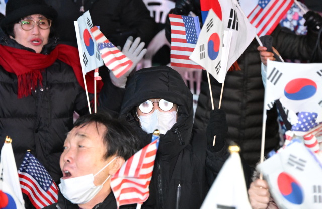 윤석열 대통령에 대한 국회 탄핵소추안 표결이 진행된 7일 서울 광화문 사거리 일대에서 열린 집회에서 보수단체 회원들이 환호하고 있다. 성형주 기자