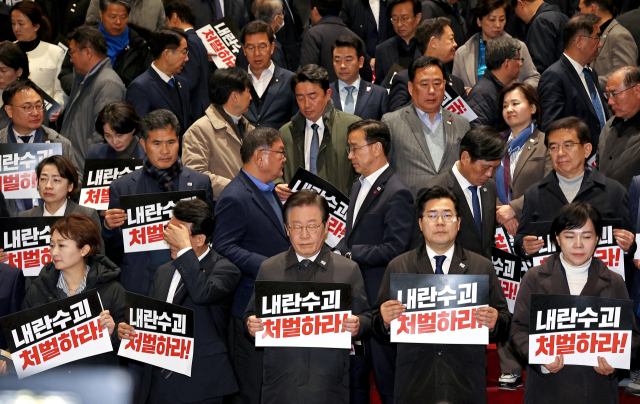 이재명 더불어민주당 대표를 비롯한 의원들이 윤석열 대통령에 대한 탄핵소추안 표결이 무산된 7일 국회에서 국민의힘 규탄 대회를 마친 뒤 자리를 떠나고 있다. 연합뉴스