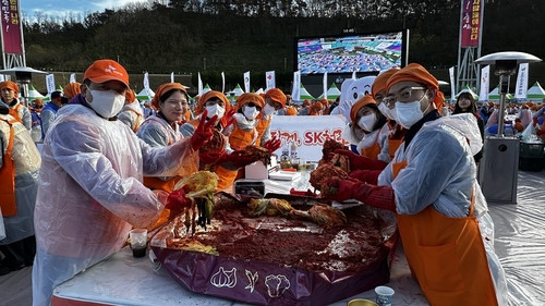 SK이노베이션 임직원들과 자원봉사자들이 3일 울산 문수야구장에서 진행된 김장 행사에 참여하고 있다. 사진 제공=SK이노베이션