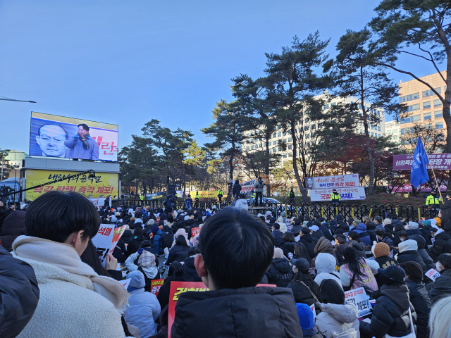 8일 촛불행동이 서울 여의도 국회의사당역 앞에서 '윤석열 즉각 탄핵! 즉각 구속! 촛불문화제'를 진행하고 있다. 박민주 기자