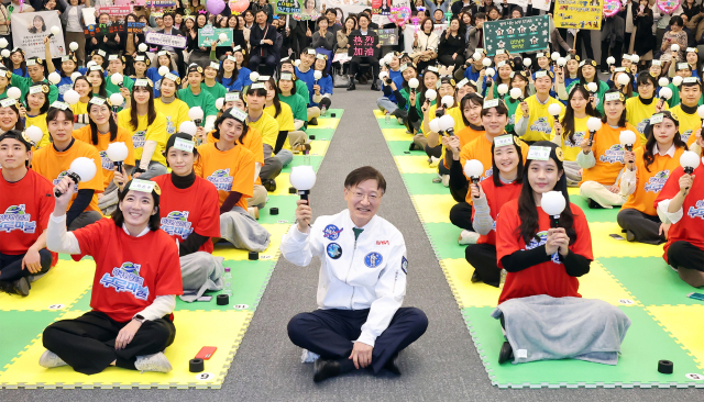 이승열(가운데) 하나은행장이 6일 하나금융그룹 서울 명동사옥 4층 대강당에서 전국 외국환 우수직원들이 참여한 ‘제19회 2024 외국환 골든벨’ 결선 행사에서 기념 촬영을 하고 있다. 사진 제공=하나은행