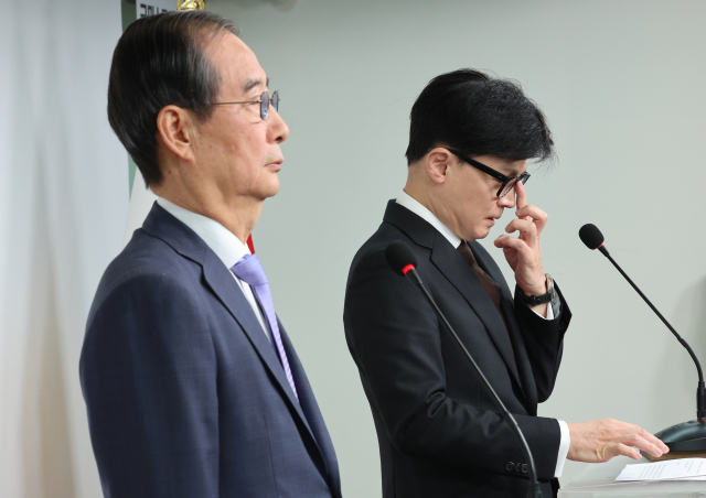 한덕수 국무총리와 국민의힘 한동훈 대표가 8일 오전 서울 여의도 국민의힘 당사에서 공동 담화문을 발표하고 있다. 국민의힘이 윤 대통령 탄핵안에 대한 '부결 당론'을 확정하며 탄핵소추안은 전날 국회 본회의에서 의결 정족수 미달로 폐기됐다. 연합뉴스