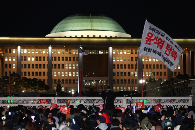 윤석열 대통령에 대한 탄핵소추안이 국회 본회의에서 의결 정족수 미달로 폐기된 7일 오후 시민들이 서울 여의도 국민의힘 당사 앞에서 집회를 이어가고 있다. 연합뉴스