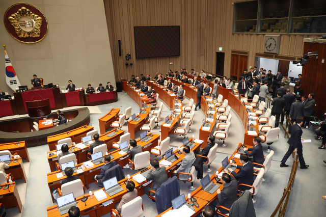 지난달 29일 국회에서 열린 예산결산특별위원회 전체회의에서 국민의힘 의원들이 야당의 감액안 단독 처리에 항의하며 퇴장하고 있다. 연합뉴스