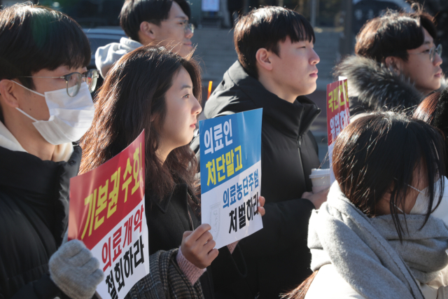 8일 서울 종로구 대학로에서 열린 서울대병원 전공의협의회 비상대책위원회 '젊은 의사 의료계엄 규탄 집회'에서 사직 전공의를 비롯한 젊은 의사들이 계엄 규탄 및 의료개혁 철폐를 촉구하고 있다. 연합뉴스