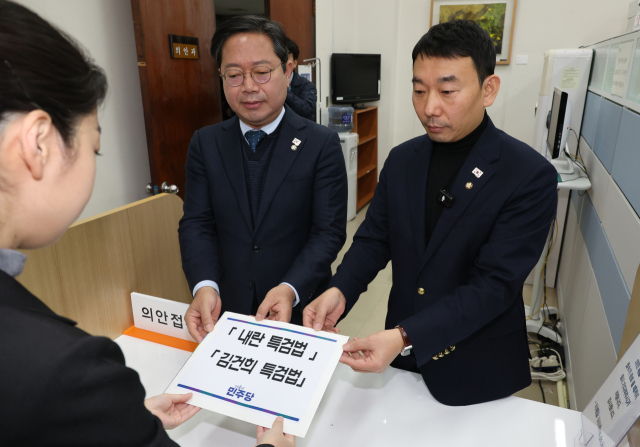 김승원(왼쪽) 더불어민주당 법제사법위원회 야당 간사와 김용민 원내수석부대표가 9일 오전 서울 여의도 국회 의안과에 '내란특검법'과 '김건희특검법'을 제출하고 있다. 연합뉴스