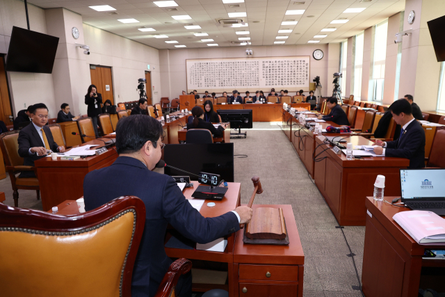 9일 국회에서 열린 법제사법위원회 법안심사제1소위원회에서 김승원 소위원장이 의사봉을 두드리고 있다. 연합뉴스