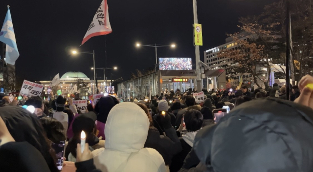 6일 밤 서울 여의도 국회의사당 앞 집회에 참여한 시민들이 윤석열 대통령의 탄핵을 촉구하고 있다. 사진=김수호 기자