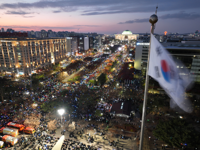 7일 오후 서울 여의도 국회 앞에서 열린 '내란죄 윤석열 퇴진! 국민주권 실현! 사회대개혁! 범국민촛불대행진'에 시민들이 모여 도로를 가득 메우고 있다. 연합뉴스