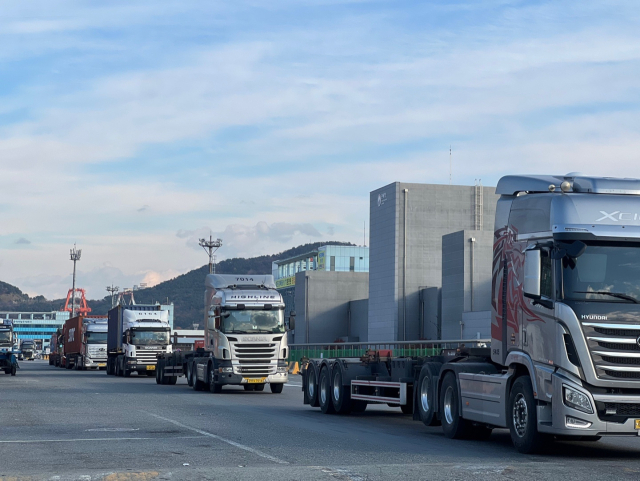 부산항 감만부두 앞 도로에서 화물차가 혼잡하게 대기하고 있다. 사진제공=BPA